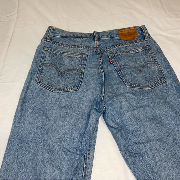 Levi Light Washed “Wedgie” style Jeans, Size 28, Fringed at Bottom - Picture 4 of 6